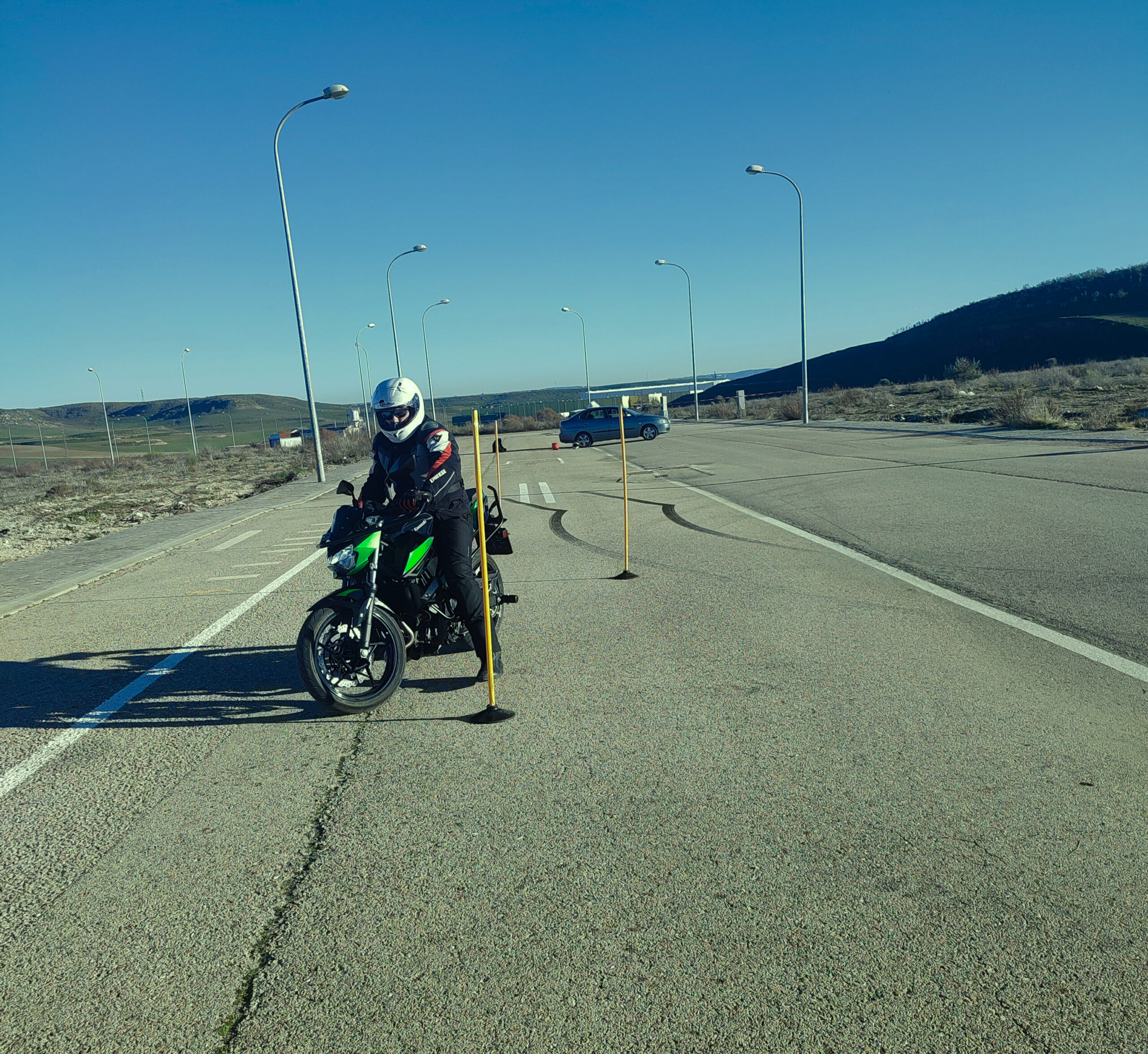 Moto Kawasaki Z400 en el slalom del circuito lento del permiso A2